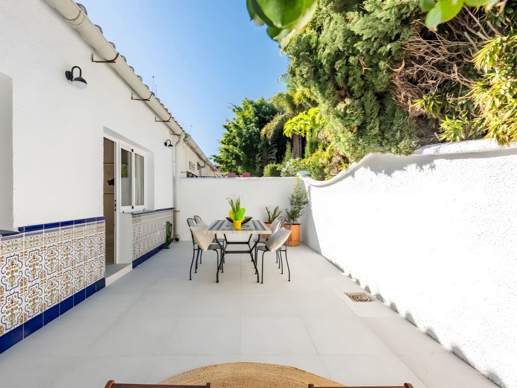 2 soverom Leilighet til salgs i Nueva Andalucia med svømmebasseng garasje - € 549 000 (Ref: 8805632)