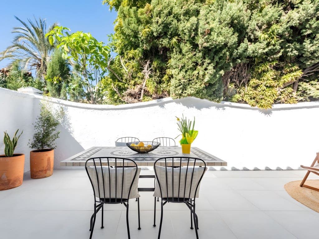 2 soverom Leilighet til salgs i Nueva Andalucia med svømmebasseng garasje - € 549 000 (Ref: 8805632)