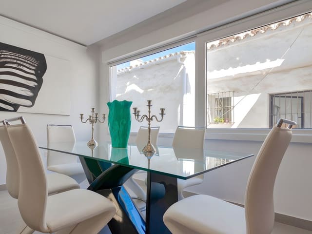 3 soveværelse Lejlighed til salg i Puerto Banus, Marbella med garage - € 750.000 (Ref: 8812191)
