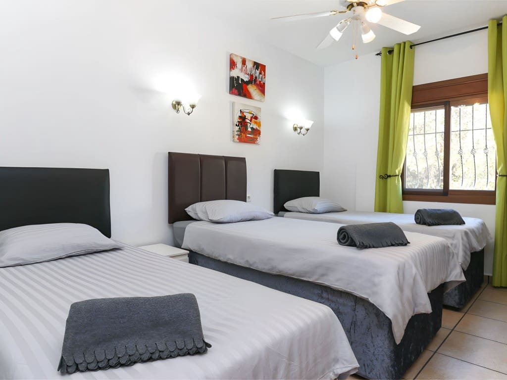 4 soveværelse Finca/Landehus til salg i Alozaina med swimmingpool garage - € 690.000 (Ref: 8826986)