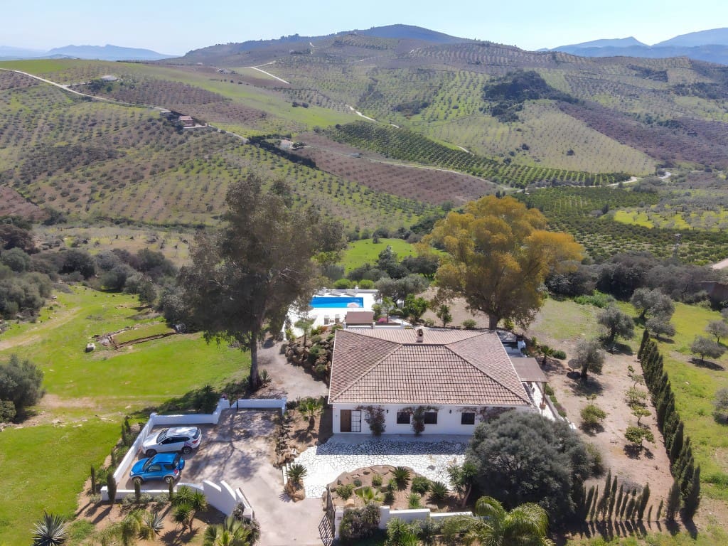 4 soveværelse Finca/Landehus til salg i Alozaina med swimmingpool garage - € 690.000 (Ref: 8826986)