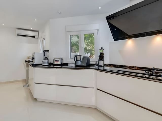 4 slaapkamer Villa te koop in Marbesa, Marbella met zwembad garage - € 3.899.999 (Ref: 8845365)