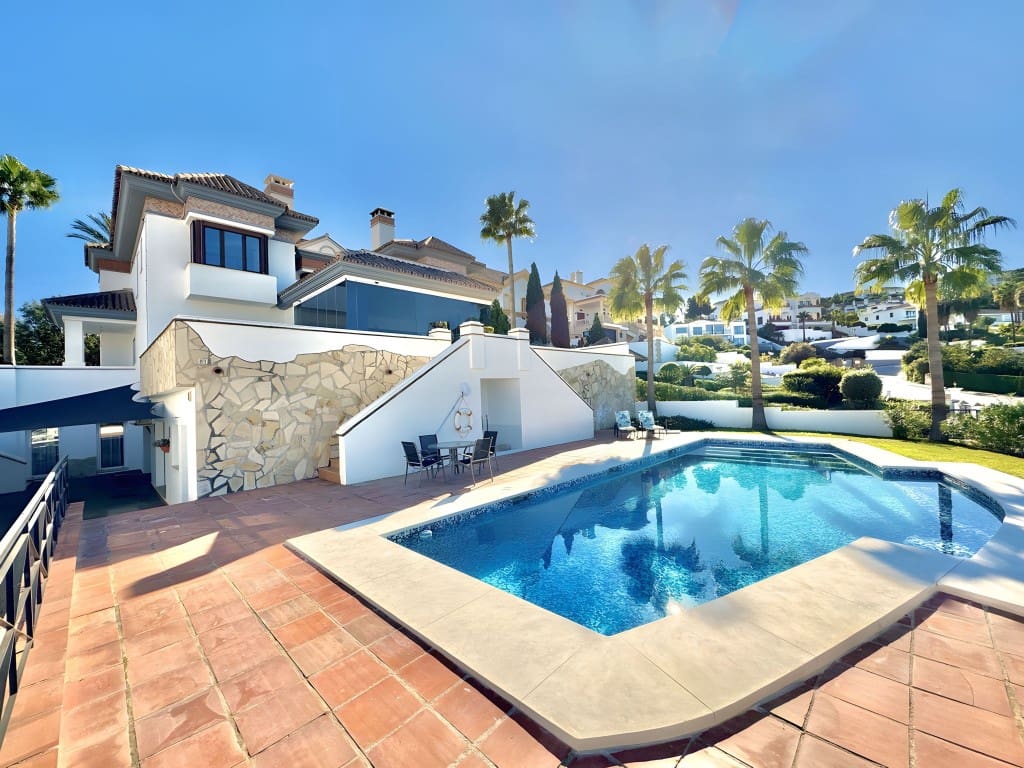 5 bedroom Villa for sale in La Cala de Mijas with pool garage - € 1,650,000 (Ref: 8859516)