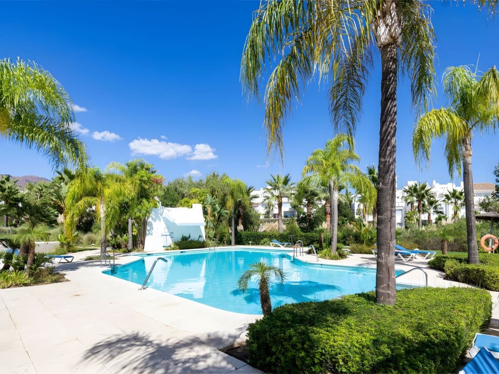 2 Zimmer Apartment zu verkaufen in Estepona mit Pool Garage - 390.000 € (Ref: 8881384)