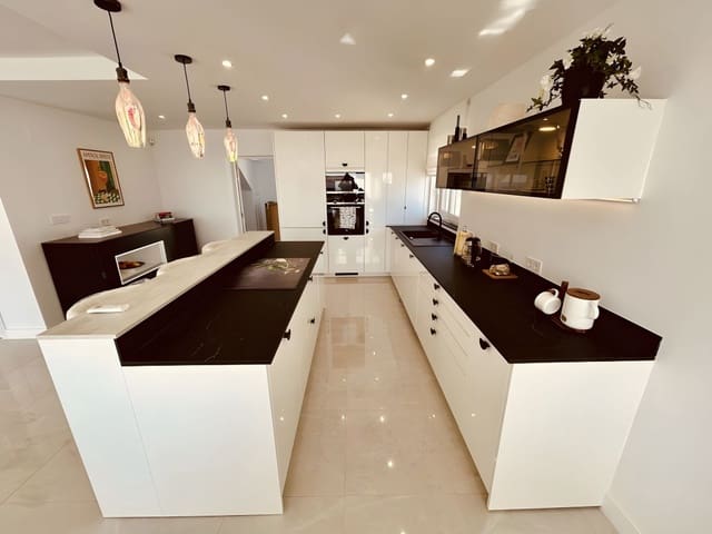 4 chambre Villa/Maison à vendre à La Duquesa / Puerto de la Duquesa, Manilva avec piscine garage - 1 100 000 € (Ref: 8934985)