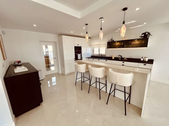 4 chambre Villa/Maison à vendre à La Duquesa / Puerto de la Duquesa, Manilva avec piscine garage - 1 100 000 € (Ref: 8934985)