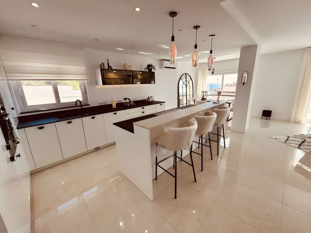 4 chambre Villa/Maison à vendre à La Duquesa / Puerto de la Duquesa avec piscine garage - 1 100 000 € (Ref: 8934985)