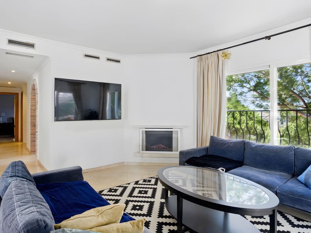 4 chambre Penthouse à vendre à Nueva Andalucia avec piscine - 670 000 € (Ref: 8936713)