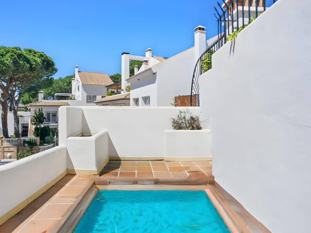 4 chambre Penthouse à vendre à Nueva Andalucia avec piscine - 670 000 € (Ref: 8936713)