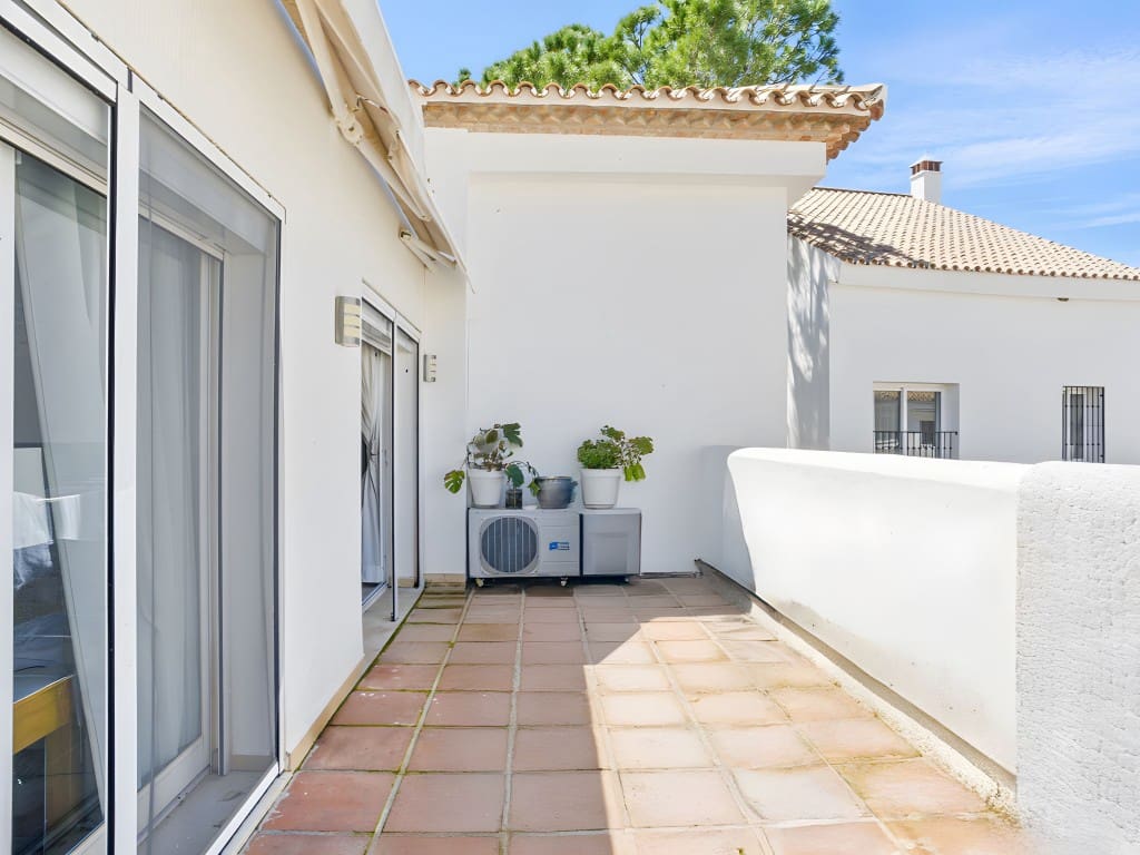 4 chambre Penthouse à vendre à Nueva Andalucia avec piscine - 670 000 € (Ref: 8936713)