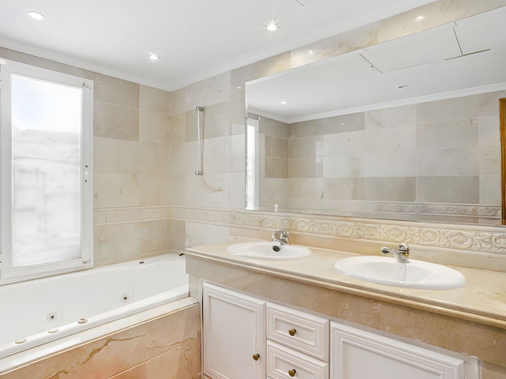 4 chambre Penthouse à vendre à Nueva Andalucia avec piscine - 670 000 € (Ref: 8936713)