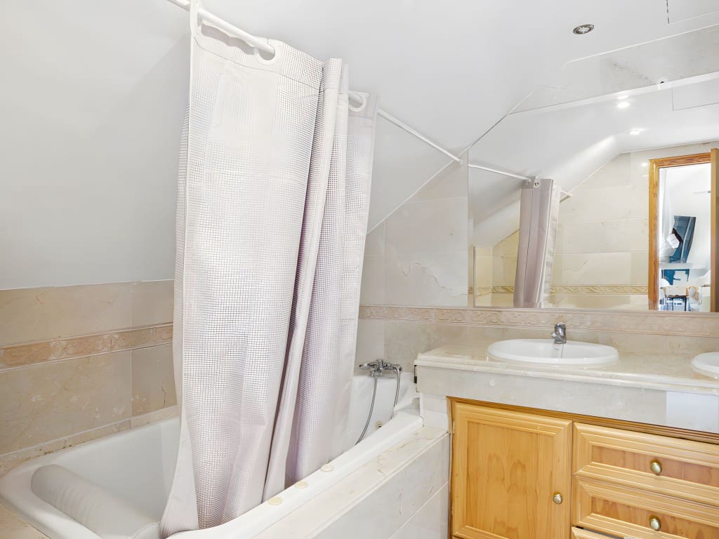 4 chambre Penthouse à vendre à Nueva Andalucia avec piscine - 670 000 € (Ref: 8936713)