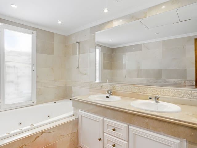 4 chambre Penthouse à vendre à Nueva Andalucia, Marbella avec piscine - 670 000 € (Ref: 8936713)