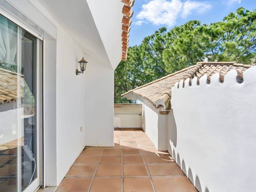 4 chambre Penthouse à vendre à Nueva Andalucia avec piscine - 670 000 € (Ref: 8936713)