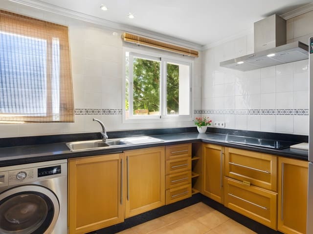 4 chambre Penthouse à vendre à Nueva Andalucia, Marbella avec piscine - 670 000 € (Ref: 8936713)