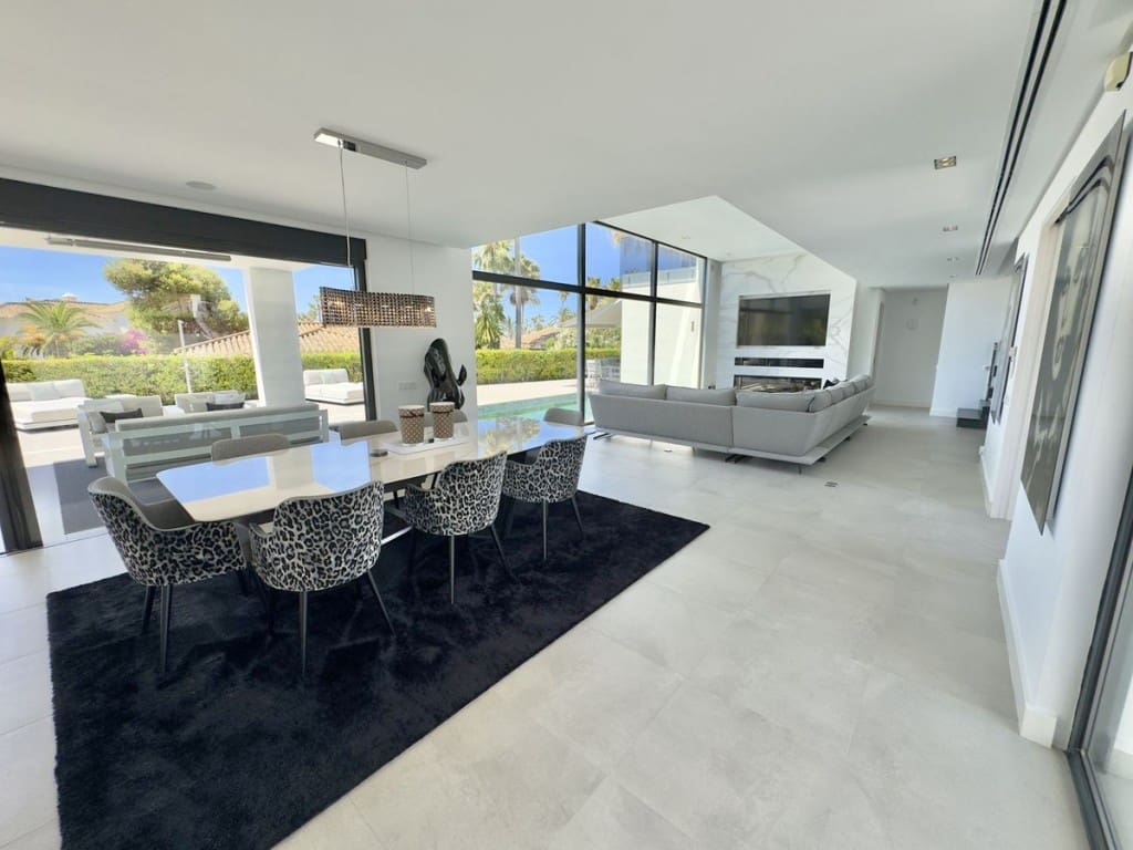 4 soveværelse Villa til salg i Los Monteros med swimmingpool garage - € 5.400.000 (Ref: 8941202)