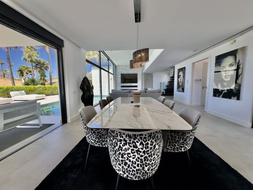 4 soveværelse Villa til salg i Los Monteros med swimmingpool garage - € 5.400.000 (Ref: 8941202)