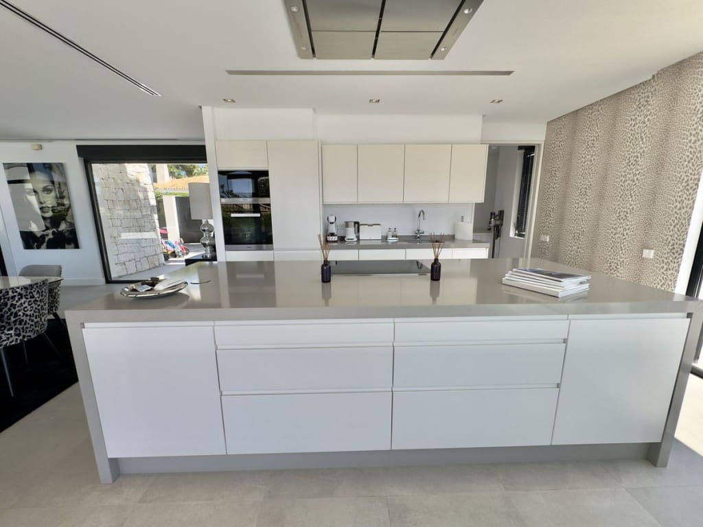 4 soveværelse Villa til salg i Los Monteros med swimmingpool garage - € 5.400.000 (Ref: 8941202)