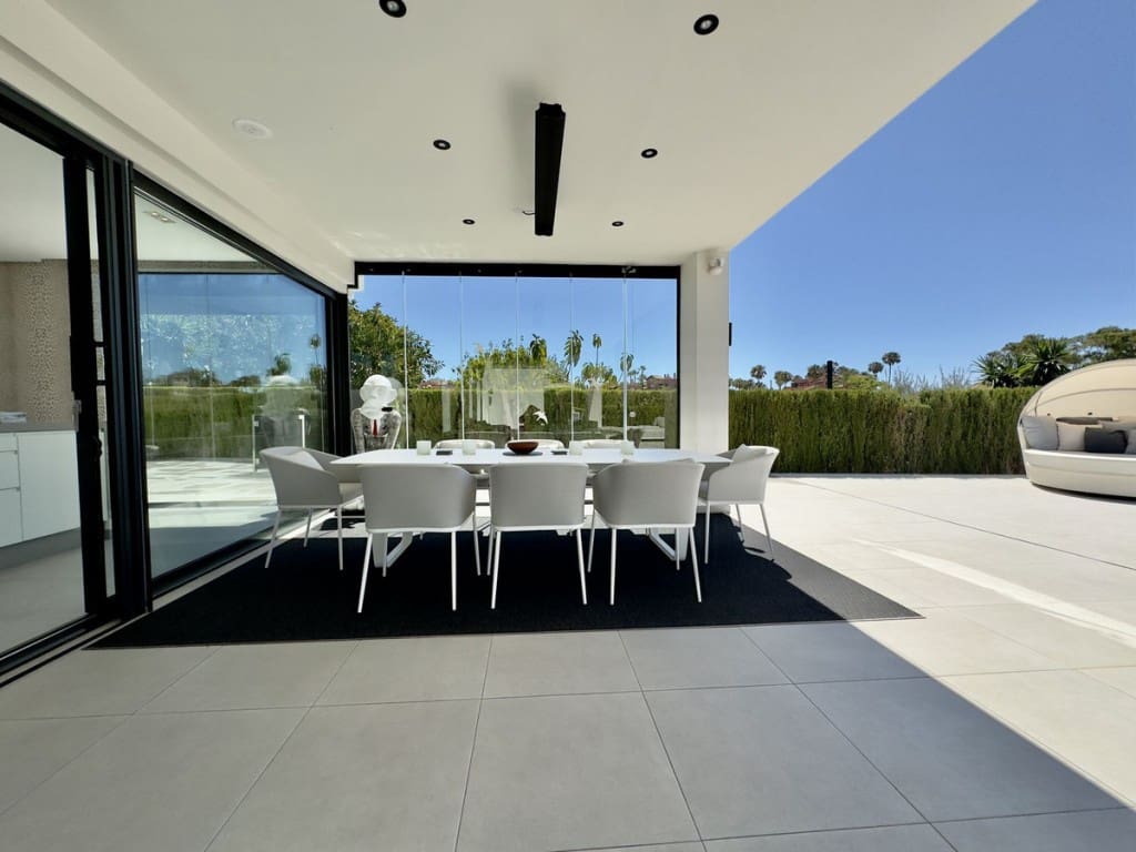 4 soveværelse Villa til salg i Los Monteros med swimmingpool garage - € 5.400.000 (Ref: 8941202)