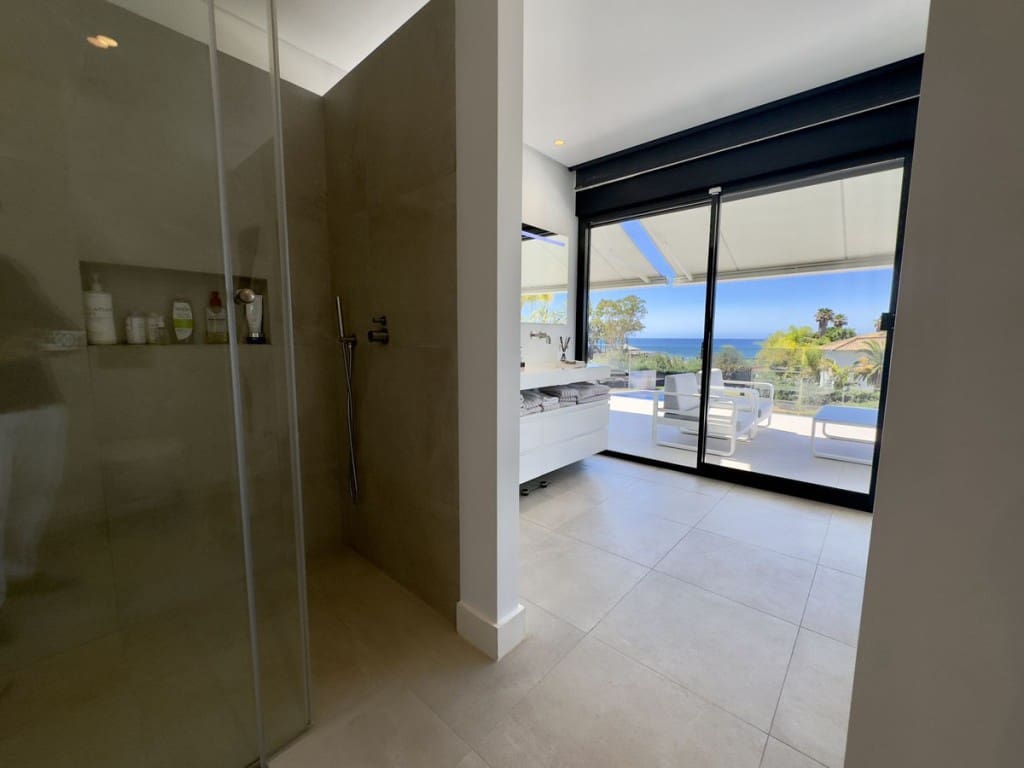 4 soveværelse Villa til salg i Los Monteros med swimmingpool garage - € 5.400.000 (Ref: 8941202)