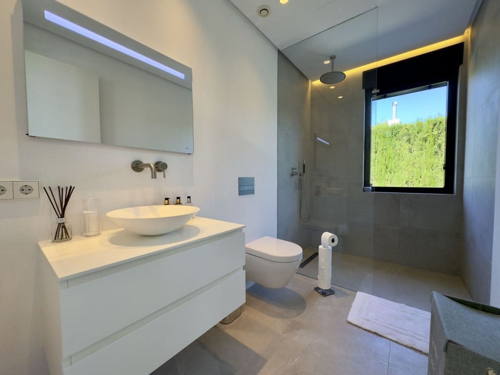 4 soveværelse Villa til salg i Los Monteros med swimmingpool garage - € 5.400.000 (Ref: 8941202)