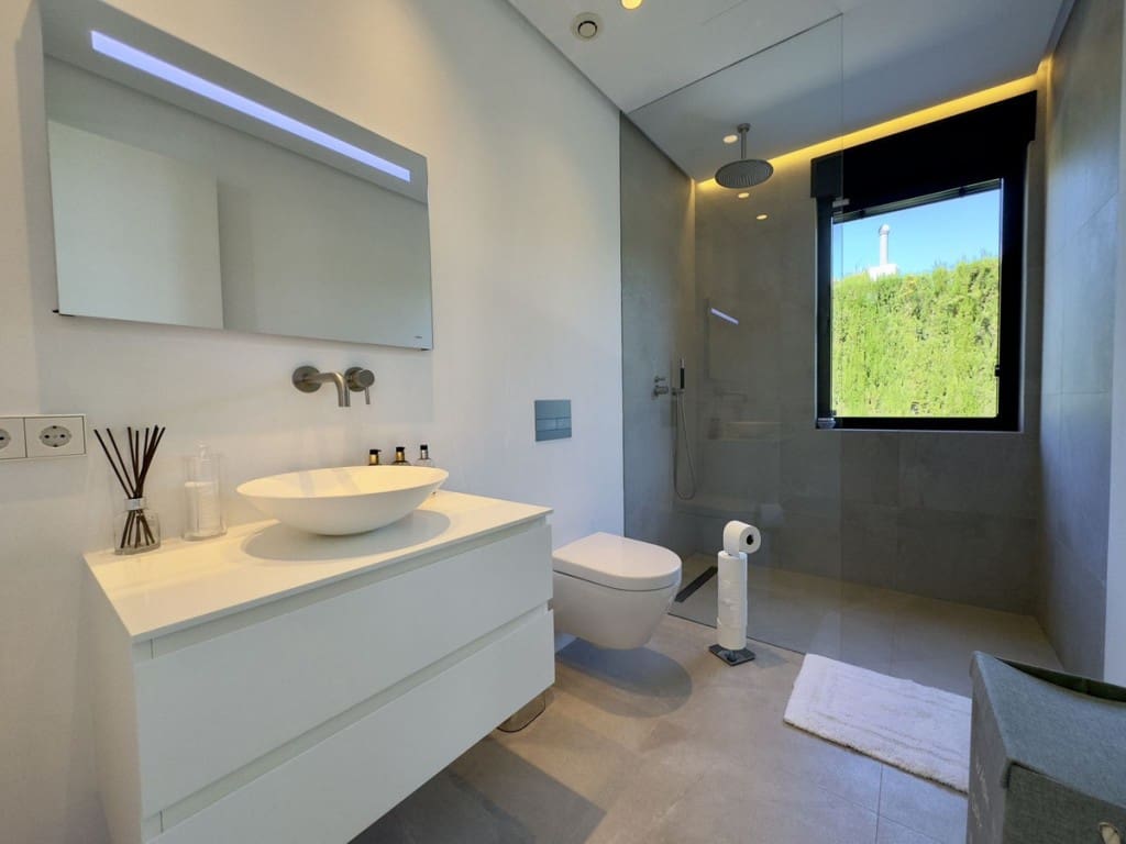 4 soveværelse Villa til salg i Los Monteros med swimmingpool garage - € 5.400.000 (Ref: 8941202)