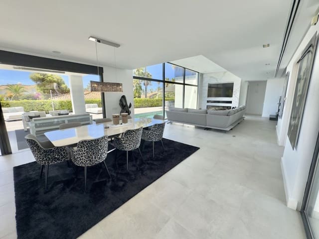 4 sypialnia Willa na sprzedaż w Los Monteros, Marbella z basenem garażem - 5 400 000 € (Ref: 8941202)