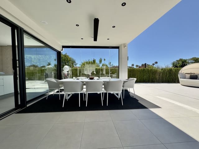 4 sypialnia Willa na sprzedaż w Los Monteros, Marbella z basenem garażem - 5 400 000 € (Ref: 8941202)