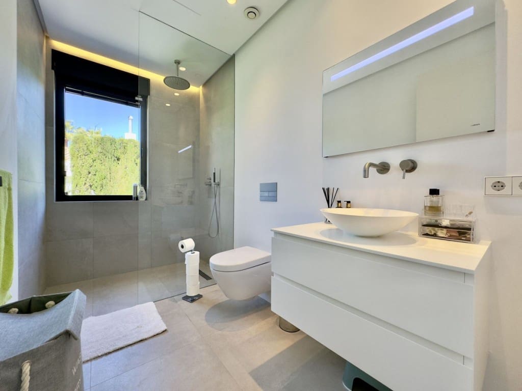 4 soveværelse Villa til salg i Los Monteros med swimmingpool garage - € 5.400.000 (Ref: 8941202)