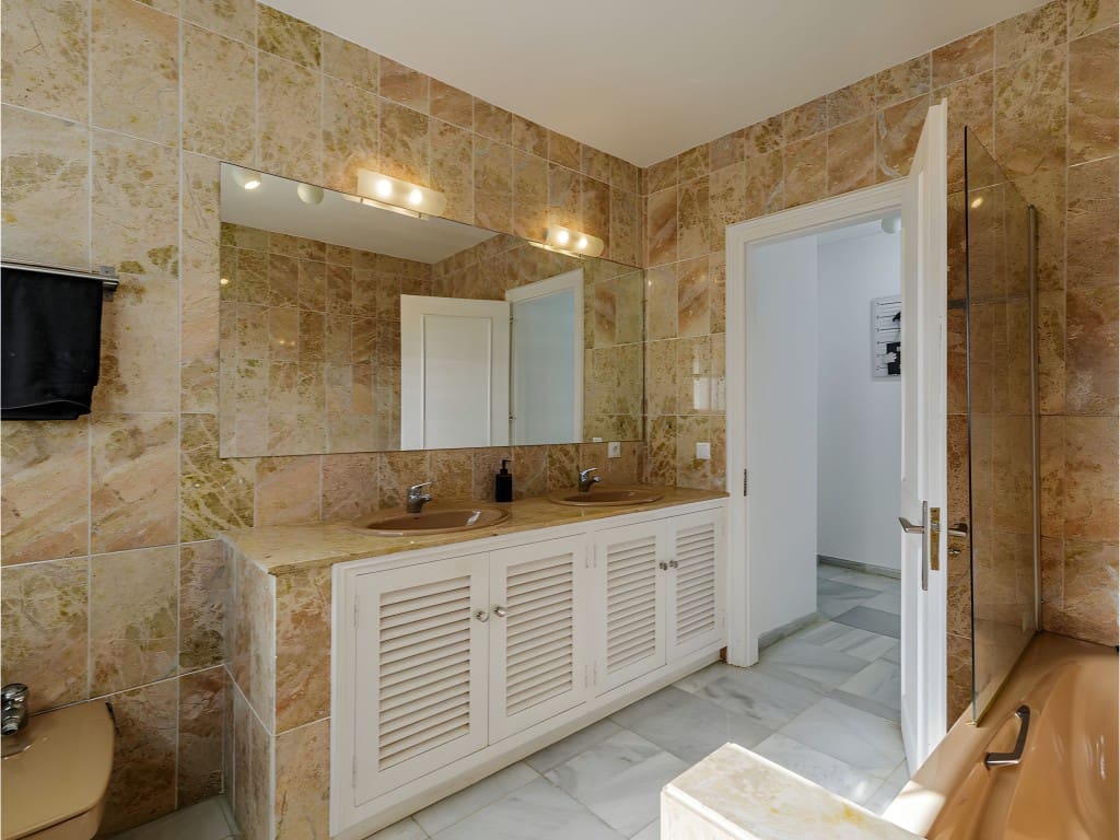 5 slaapkamer Villa te koop in Benahavis met zwembad garage - € 1.750.000 (Ref: 8960073)