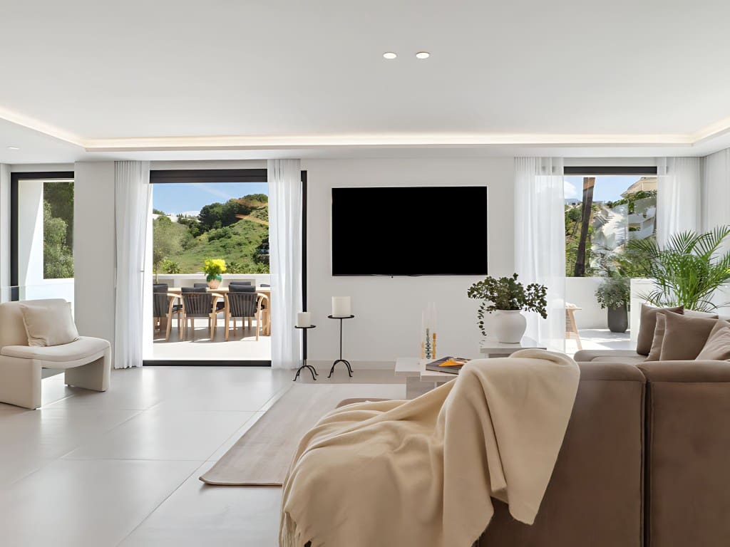 5 bedroom Villa for sale in Nueva Andalucia with pool - € 2,495,000 (Ref: 8975862)