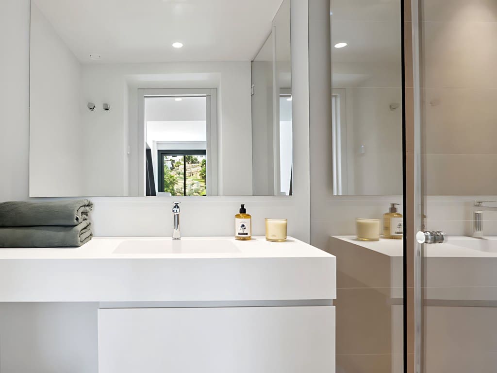 5 bedroom Villa for sale in Nueva Andalucia with pool - € 2,495,000 (Ref: 8975862)