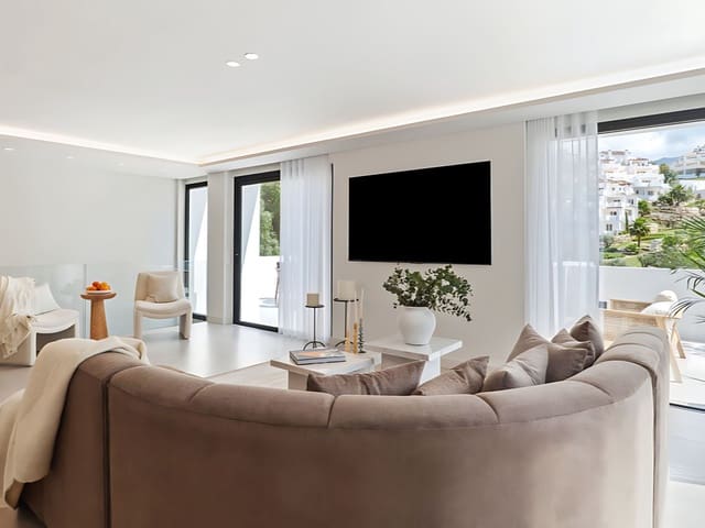 5 slaapkamer Villa te koop in Nueva Andalucia, Marbella met zwembad - € 2.495.000 (Ref: 8975862)