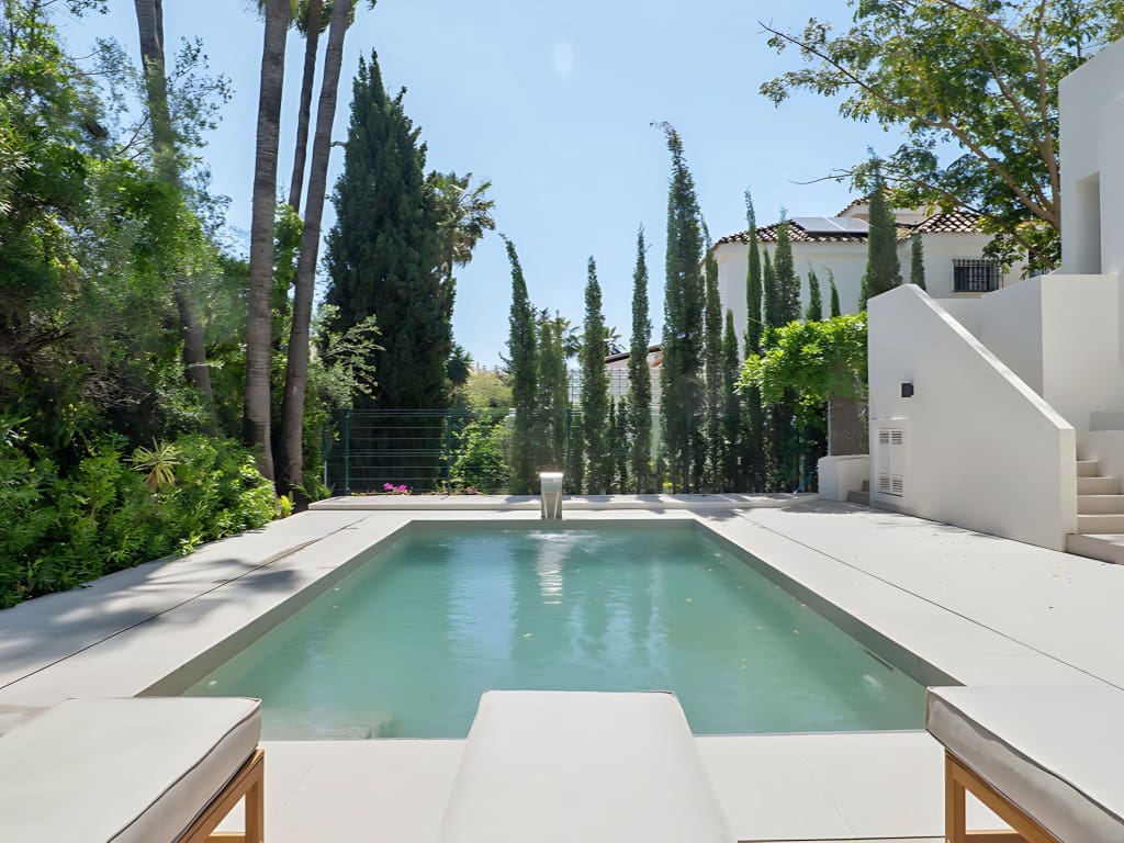 5 bedroom Villa for sale in Nueva Andalucia with pool - € 2,495,000 (Ref: 8975862)