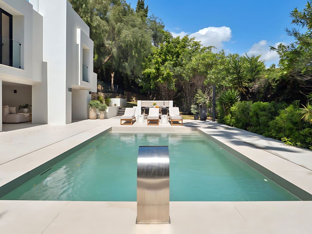 5 bedroom Villa for sale in Nueva Andalucia with pool - € 2,495,000 (Ref: 8975862)