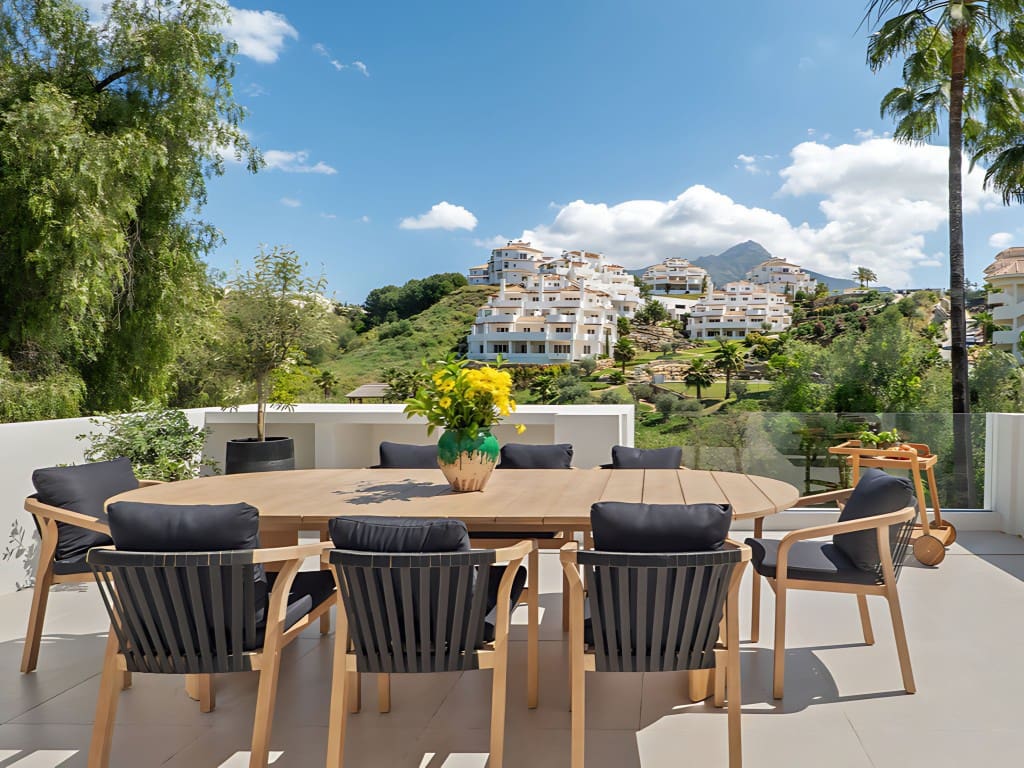 5 bedroom Villa for sale in Nueva Andalucia with pool - € 2,495,000 (Ref: 8975862)