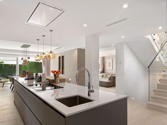 5 slaapkamer Villa te koop in Nueva Andalucia, Marbella met zwembad garage - € 2.795.000 (Ref: 8985545)