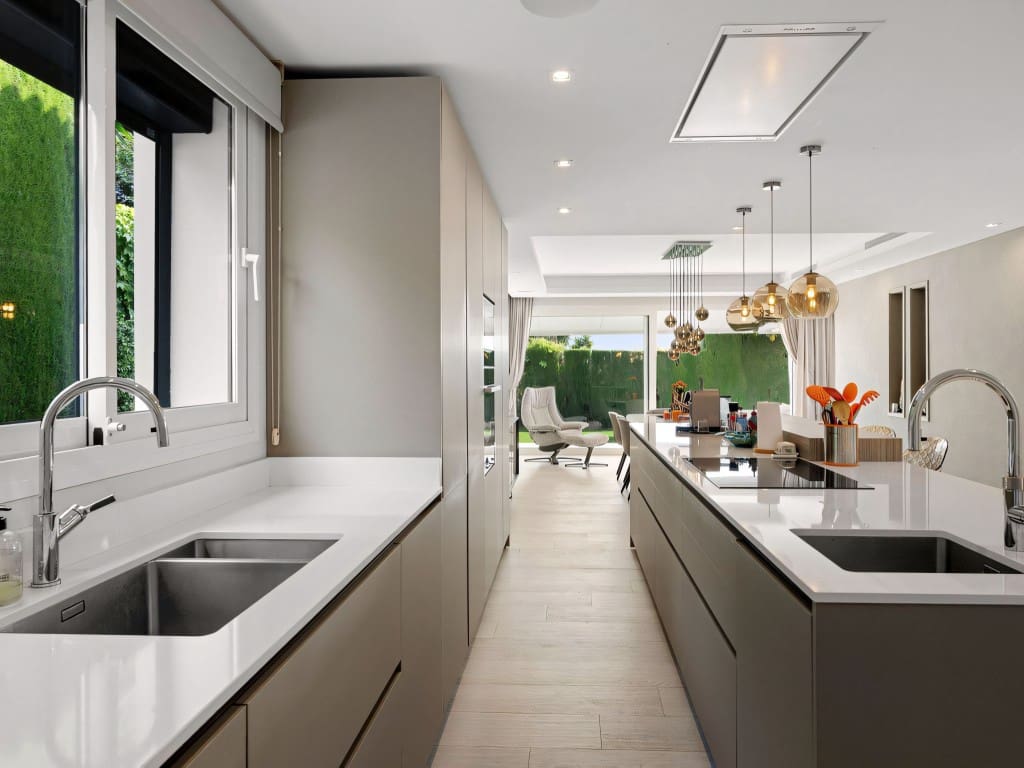 5 slaapkamer Villa te koop in Nueva Andalucia met zwembad garage - € 2.795.000 (Ref: 8985545)