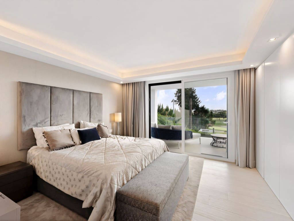 5 slaapkamer Villa te koop in Nueva Andalucia met zwembad garage - € 2.795.000 (Ref: 8985545)