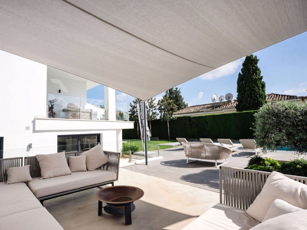 5 slaapkamer Villa te koop in Nueva Andalucia met zwembad garage - € 2.795.000 (Ref: 8985545)
