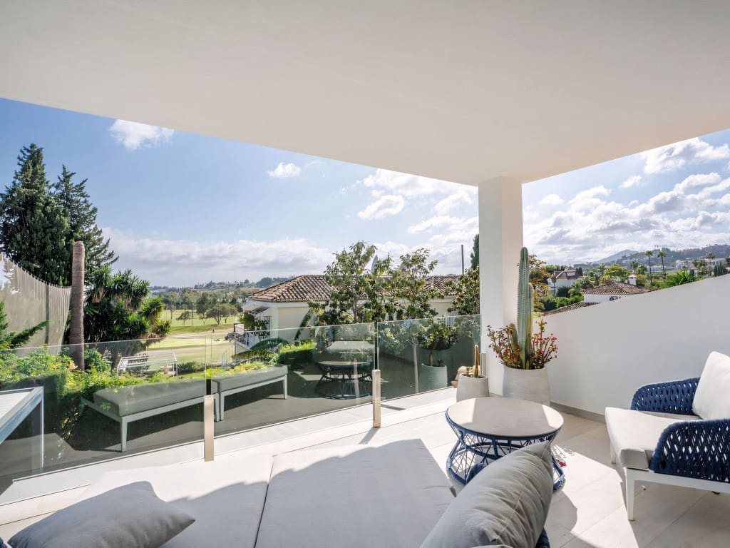 5 slaapkamer Villa te koop in Nueva Andalucia met zwembad garage - € 2.795.000 (Ref: 8985545)