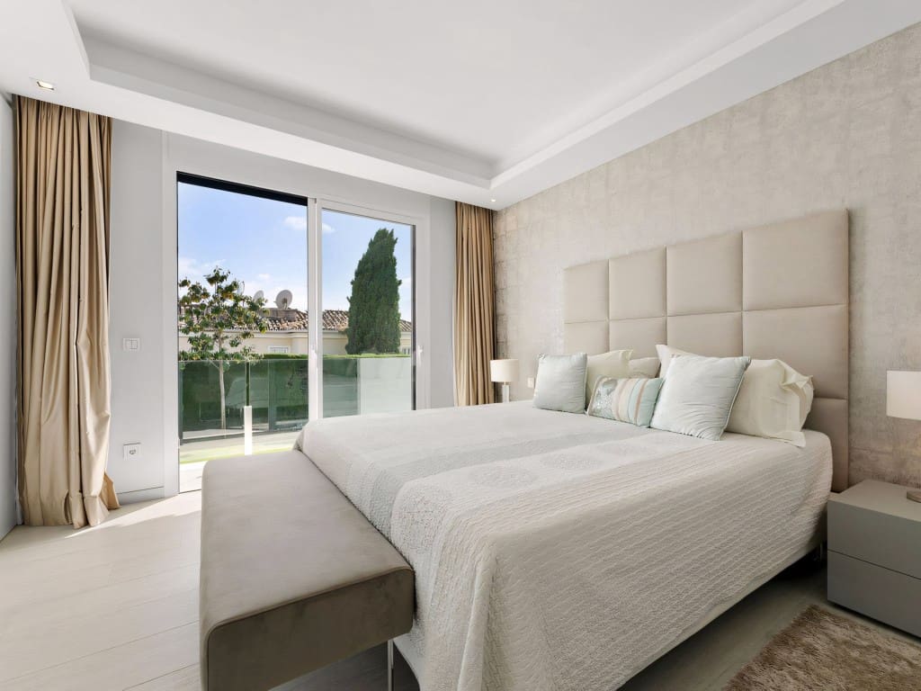 5 slaapkamer Villa te koop in Nueva Andalucia met zwembad garage - € 2.795.000 (Ref: 8985545)