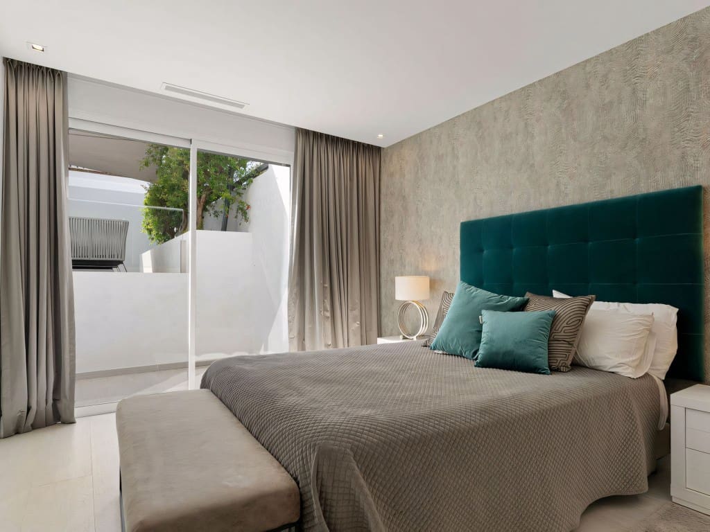 5 slaapkamer Villa te koop in Nueva Andalucia met zwembad garage - € 2.795.000 (Ref: 8985545)