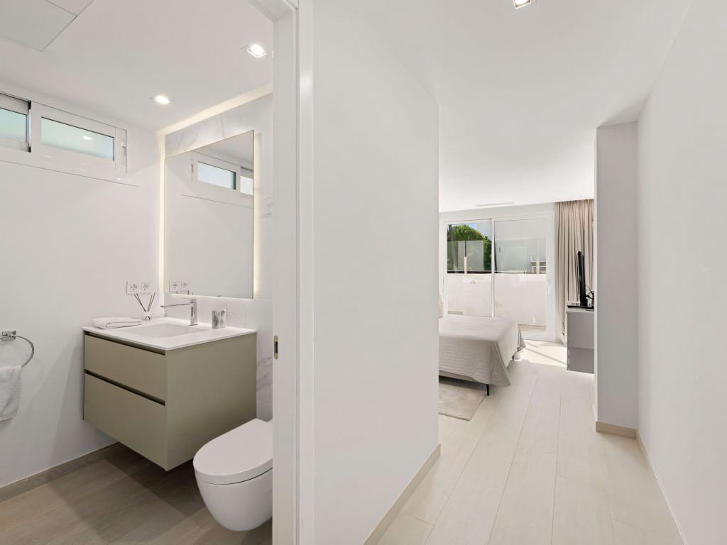 5 slaapkamer Villa te koop in Nueva Andalucia met zwembad garage - € 2.795.000 (Ref: 8985545)