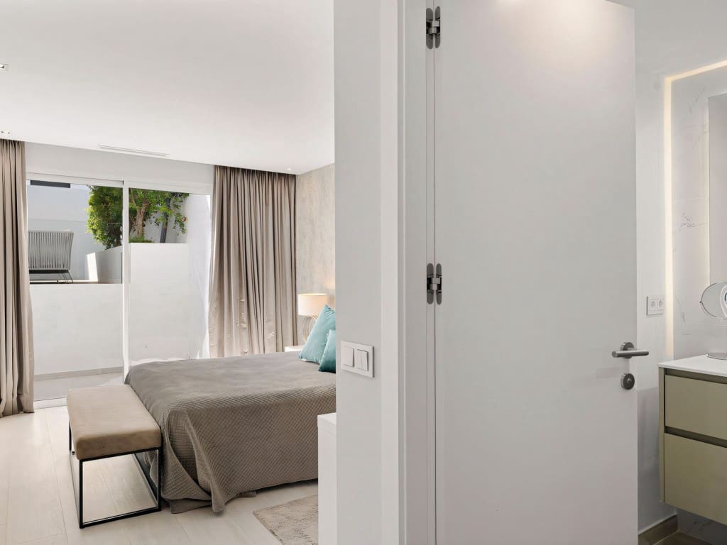 5 slaapkamer Villa te koop in Nueva Andalucia met zwembad garage - € 2.795.000 (Ref: 8985545)