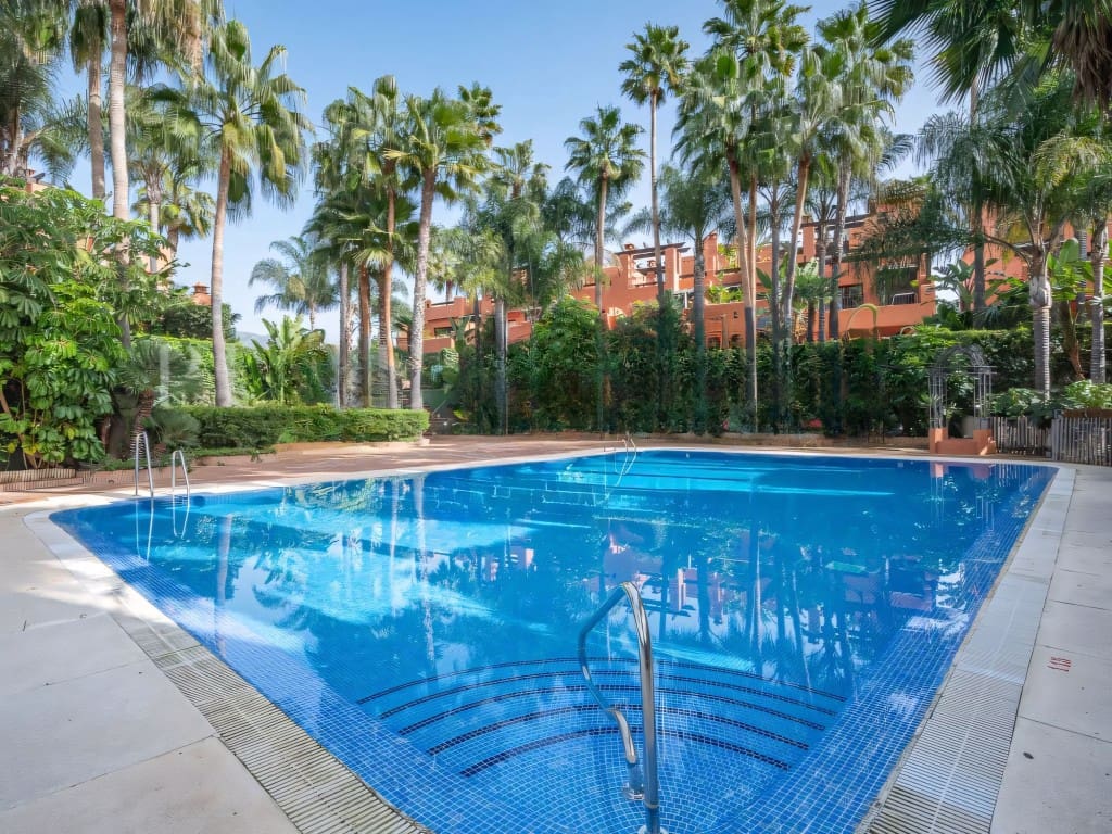 4 soveværelse Byhus til salg i Golden Mile med swimmingpool garage - € 1.995.000 (Ref: 9012366)