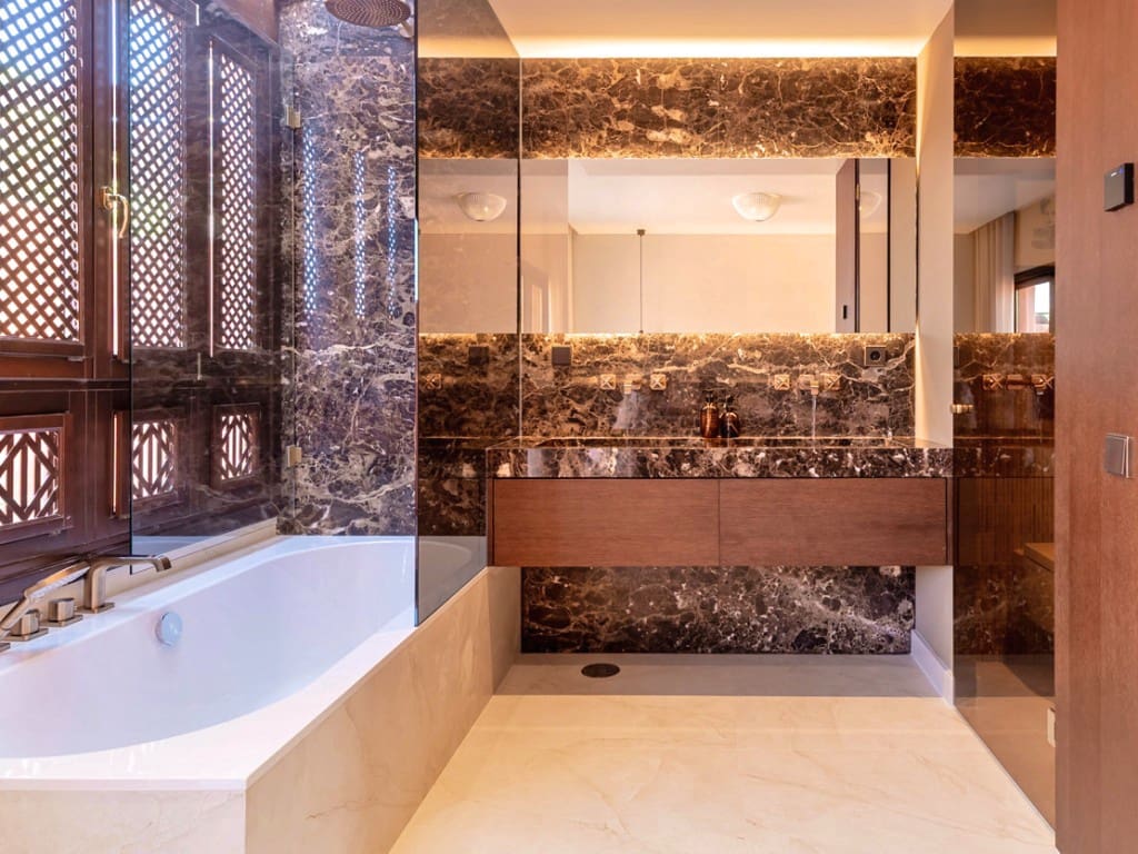 4 makuuhuone Omakotitalo myytävänä paikassa Golden Mile mukana uima-altaan 
autotalli - 1 995 000 € (Ref: 9012366)