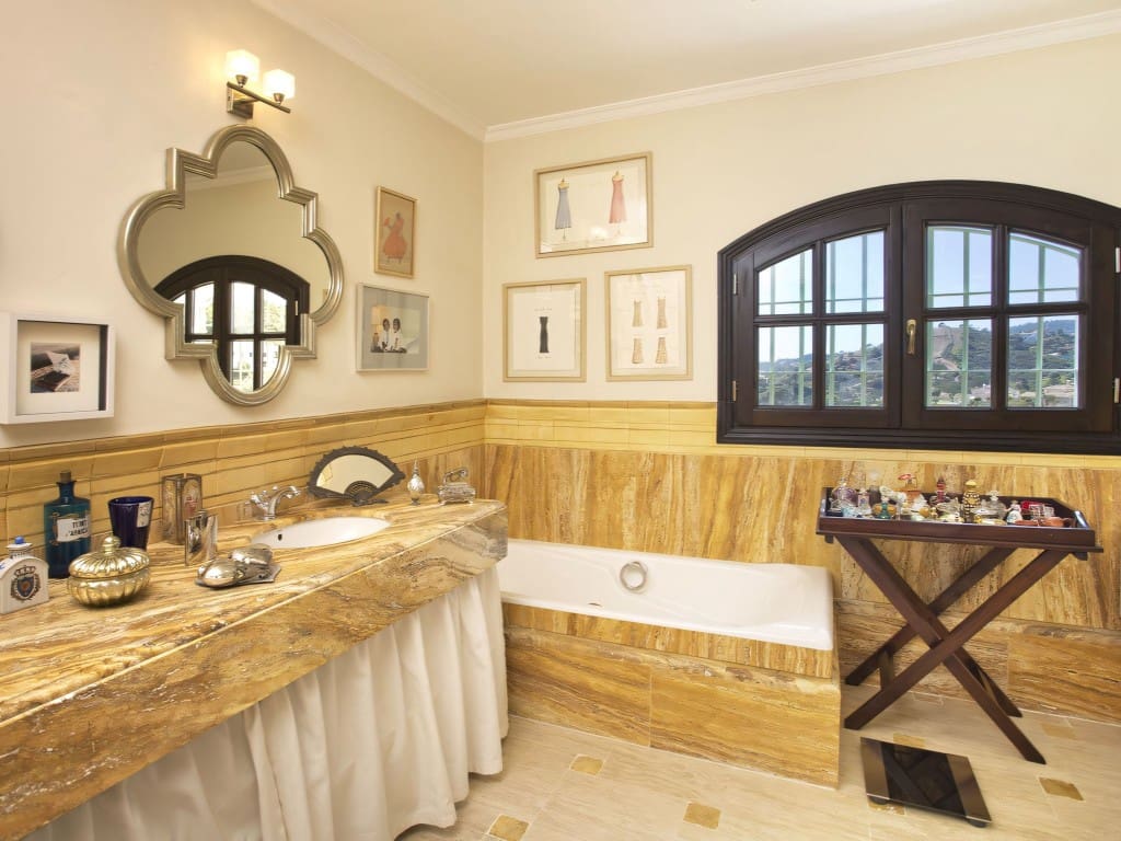 7 bedroom Villa for sale in Benahavis with pool garage - € 4,500,000 (Ref: 9023022)