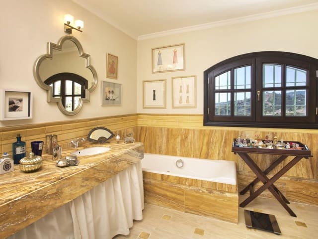 7 bedroom Villa for sale in Benahavís with pool garage - € 4,500,000 (Ref: 9023022)