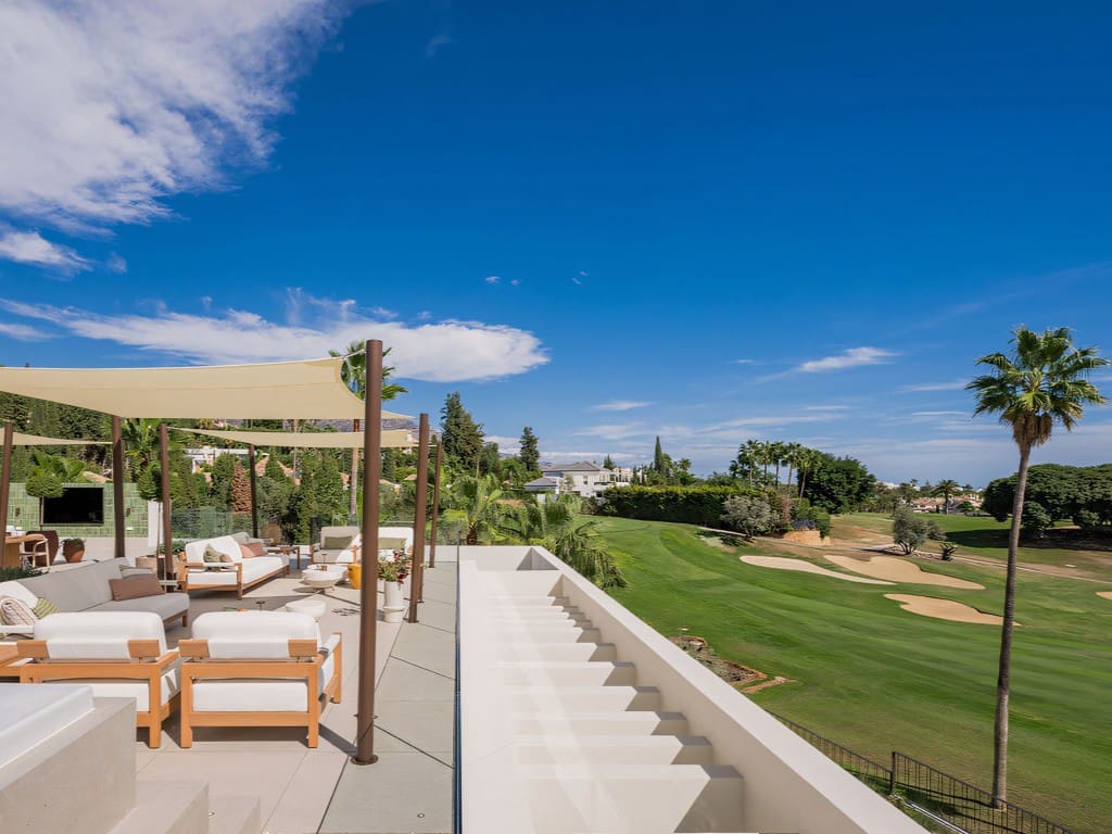 Chalet de 4 habitaciones en Nueva Andalucia en venta con piscina garaje - 5.975.000 € (Ref: 9037982)